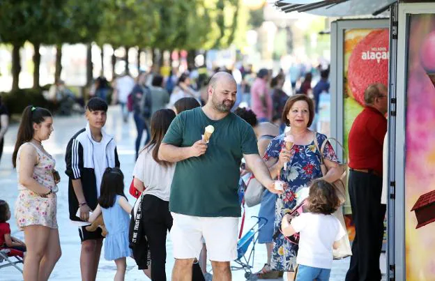 Una familia consume helados en una jornada estival en Oviedo. 