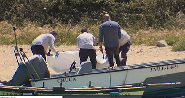 Momento en el que retiran el cuerpo de la fallecida. 