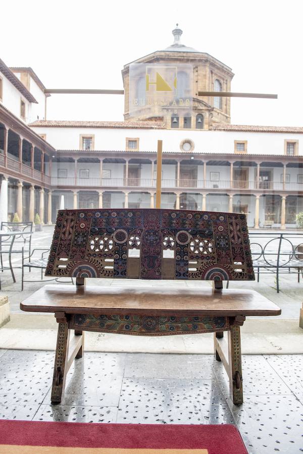 El emblemático establecimiento exhibe pinturas, muebles y tapices cuyo valor ronda los dos millones de euros.