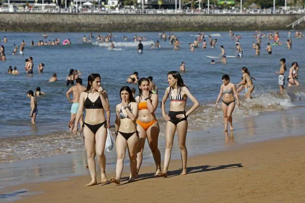 Gijón. La playa de San Lorenzo llenó el arenal y registró numerosos bañistas. 