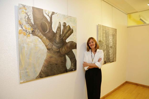 Ortiz junto a 'Árbol', un acrílico sobre lienzo. 