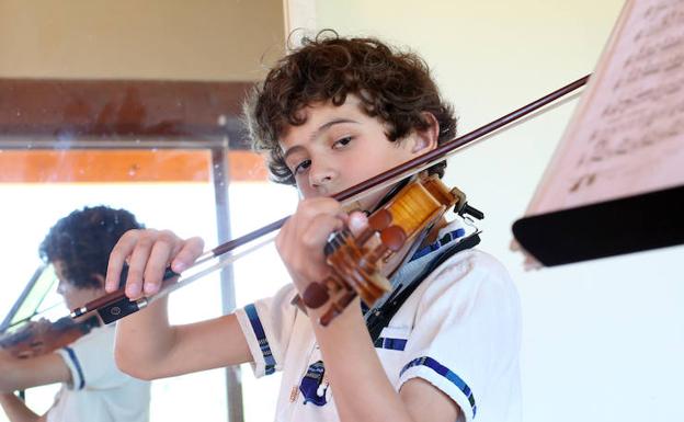 El joven prodigio ovetense de 10 años, Marcelo Ré, en su casa, con el instrumento de cien años que pronto dejará de utilizar en favor de uno del siglo XVII. 