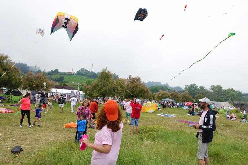 La playa de La Espasa, en Caravia, acogió, durante el fin de semana, la celebración de su XVII Festival de Cometas organizado por la Asociación Deportivo Cultural 'Sierpe'.