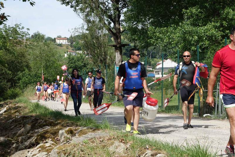 Más de sesenta voluntarios participan en el quinto descenso ecológico del río
