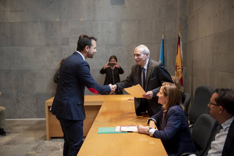 Todos los nuevos diputados de la Junta General, a excepción de los dos de Foro, han recogido su acta que les reconoce como nuevos parlamentarios asturianos.