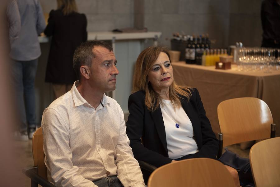 Todos los nuevos diputados de la Junta General, a excepción de los dos de Foro, han recogido su acta que les reconoce como nuevos parlamentarios asturianos.