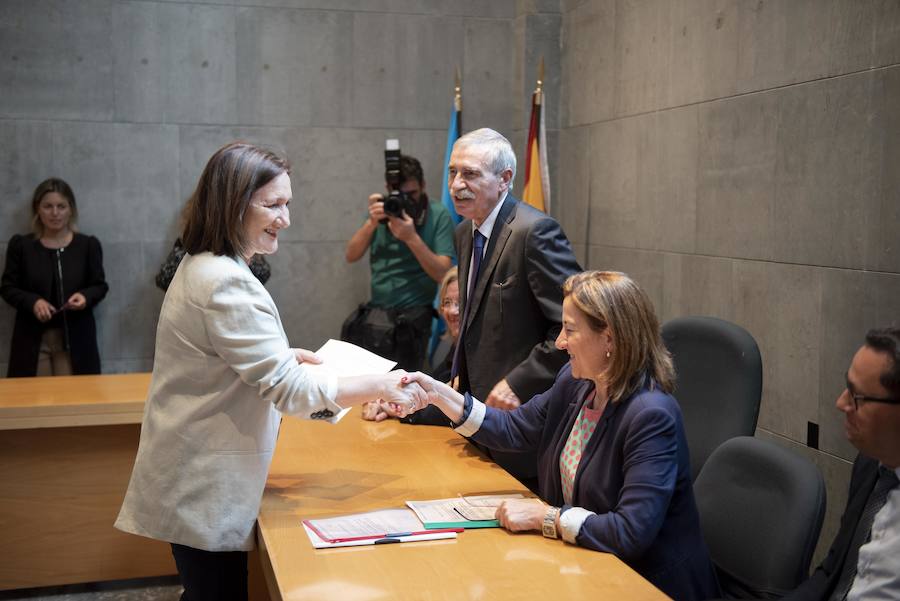 Todos los nuevos diputados de la Junta General, a excepción de los dos de Foro, han recogido su acta que les reconoce como nuevos parlamentarios asturianos.