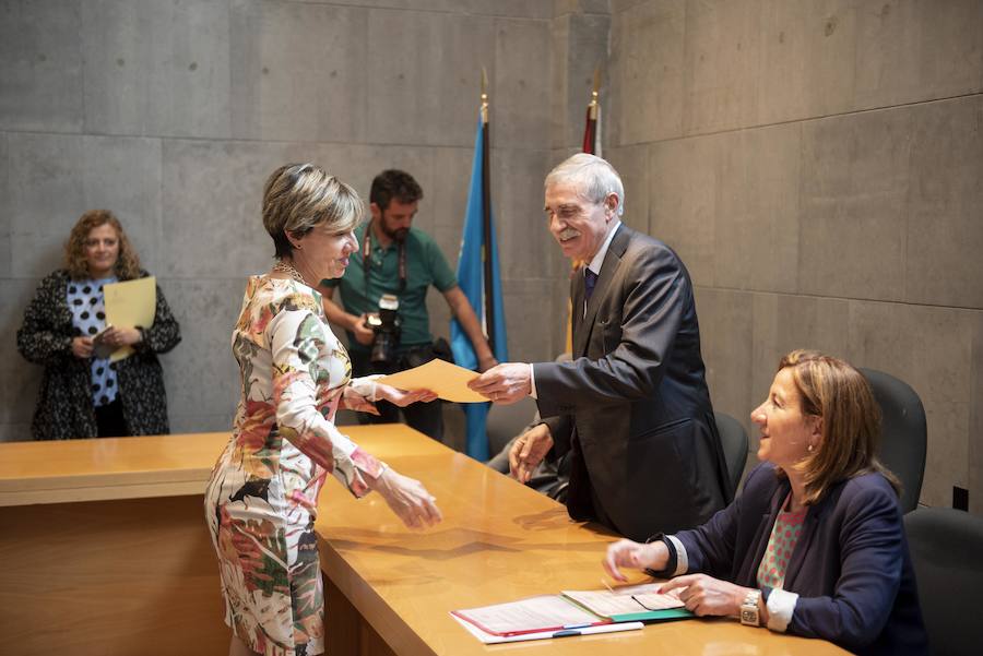 Todos los nuevos diputados de la Junta General, a excepción de los dos de Foro, han recogido su acta que les reconoce como nuevos parlamentarios asturianos.