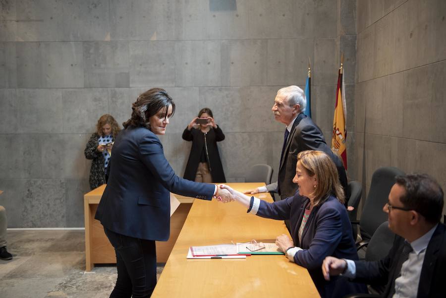 Todos los nuevos diputados de la Junta General, a excepción de los dos de Foro, han recogido su acta que les reconoce como nuevos parlamentarios asturianos.