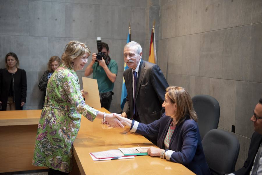 Todos los nuevos diputados de la Junta General, a excepción de los dos de Foro, han recogido su acta que les reconoce como nuevos parlamentarios asturianos.