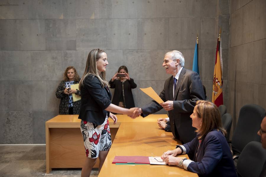 Todos los nuevos diputados de la Junta General, a excepción de los dos de Foro, han recogido su acta que les reconoce como nuevos parlamentarios asturianos.