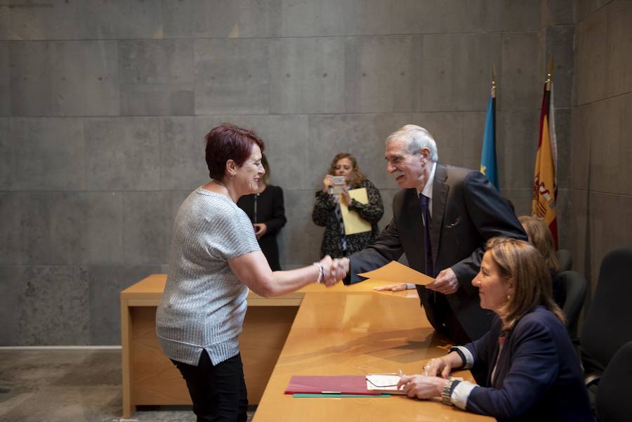 Todos los nuevos diputados de la Junta General, a excepción de los dos de Foro, han recogido su acta que les reconoce como nuevos parlamentarios asturianos.