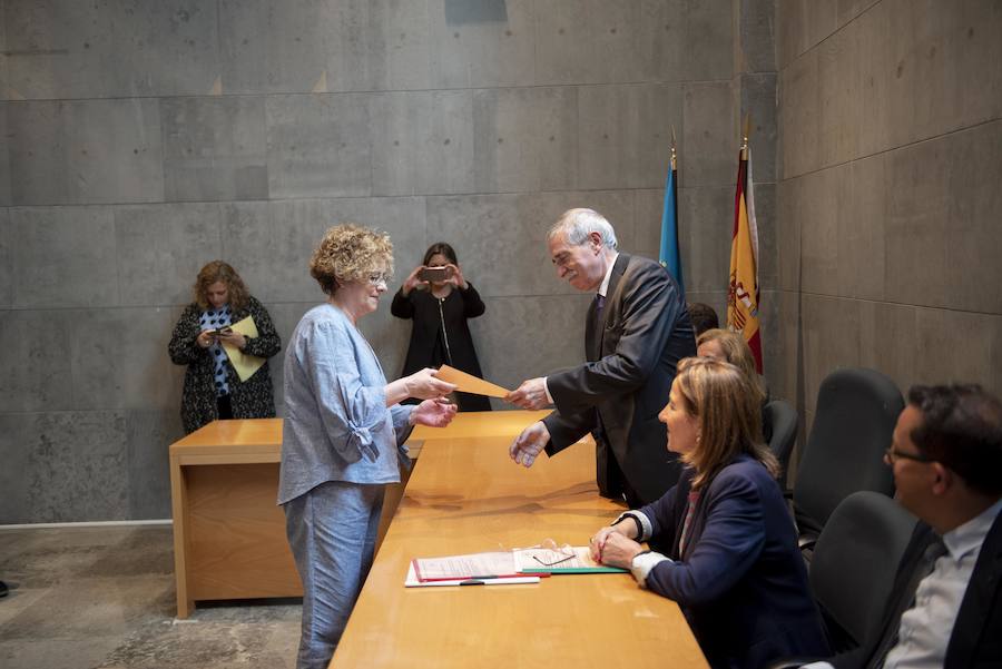 Todos los nuevos diputados de la Junta General, a excepción de los dos de Foro, han recogido su acta que les reconoce como nuevos parlamentarios asturianos.