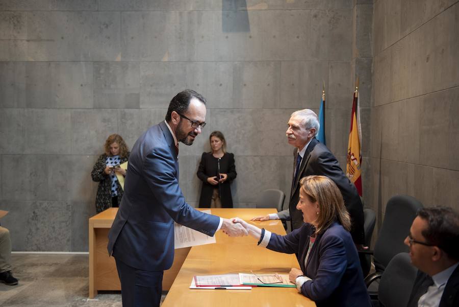 Todos los nuevos diputados de la Junta General, a excepción de los dos de Foro, han recogido su acta que les reconoce como nuevos parlamentarios asturianos.