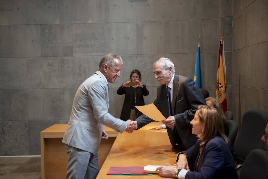Todos los nuevos diputados de la Junta General, a excepción de los dos de Foro, han recogido su acta que les reconoce como nuevos parlamentarios asturianos.