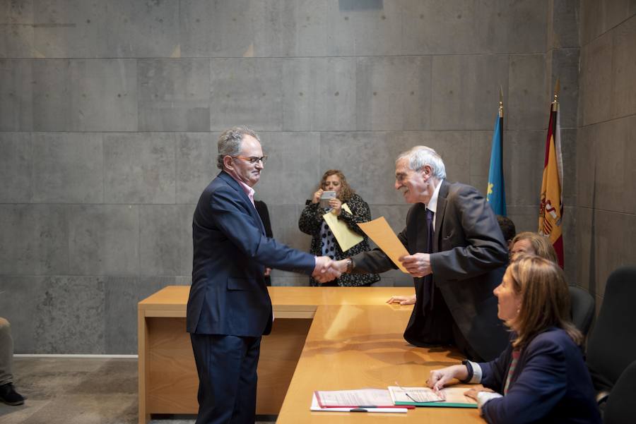Todos los nuevos diputados de la Junta General, a excepción de los dos de Foro, han recogido su acta que les reconoce como nuevos parlamentarios asturianos.