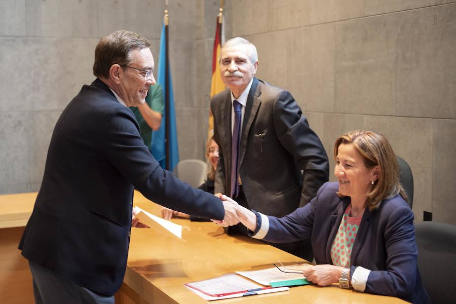 Todos los nuevos diputados de la Junta General, a excepción de los dos de Foro, han recogido su acta que les reconoce como nuevos parlamentarios asturianos.