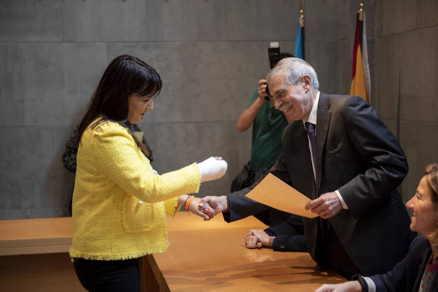 Todos los nuevos diputados de la Junta General, a excepción de los dos de Foro, han recogido su acta que les reconoce como nuevos parlamentarios asturianos.