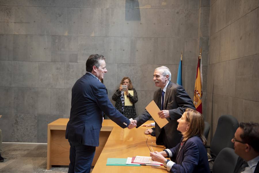 Todos los nuevos diputados de la Junta General, a excepción de los dos de Foro, han recogido su acta que les reconoce como nuevos parlamentarios asturianos.