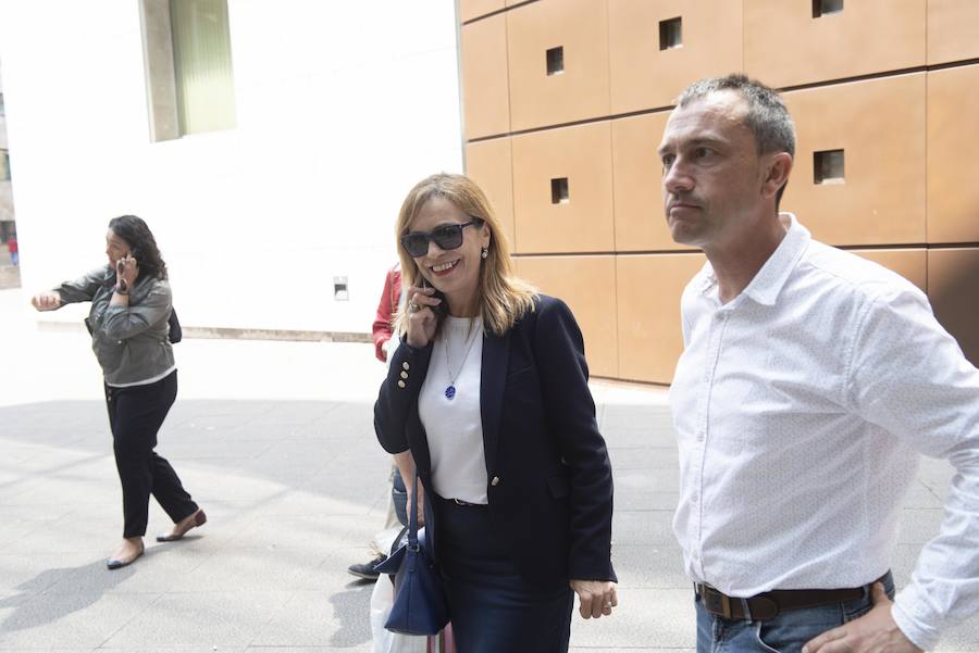 Todos los nuevos diputados de la Junta General, a excepción de los dos de Foro, han recogido su acta que les reconoce como nuevos parlamentarios asturianos.