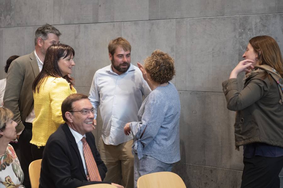 Todos los nuevos diputados de la Junta General, a excepción de los dos de Foro, han recogido su acta que les reconoce como nuevos parlamentarios asturianos.