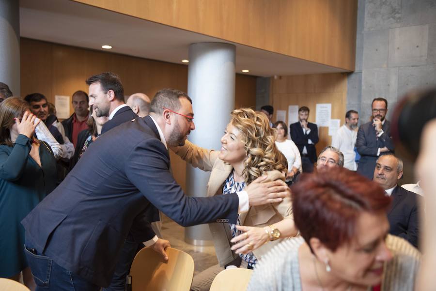 Todos los nuevos diputados de la Junta General, a excepción de los dos de Foro, han recogido su acta que les reconoce como nuevos parlamentarios asturianos.