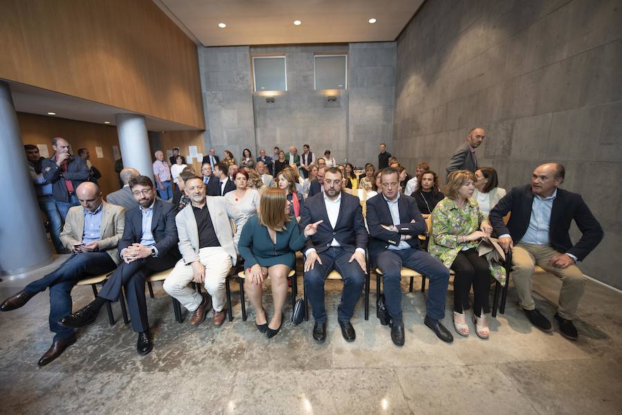 Todos los nuevos diputados de la Junta General, a excepción de los dos de Foro, han recogido su acta que les reconoce como nuevos parlamentarios asturianos.