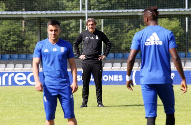 El técnico Sergio Egea observa el entrenamiento ante Joselu e Ibrahima. 