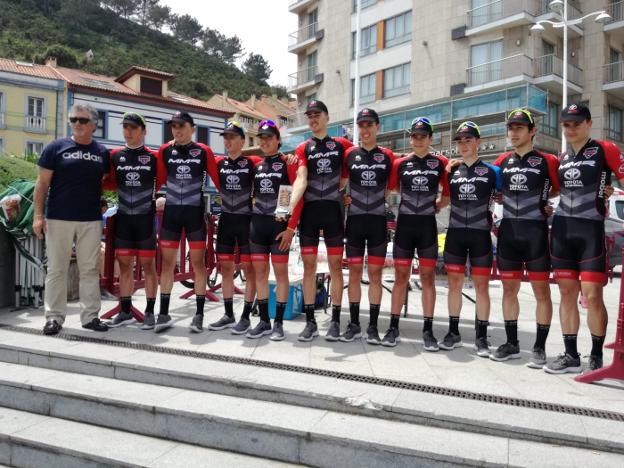 El equipo ganador del trofeo de ciclismo. :: E. C.