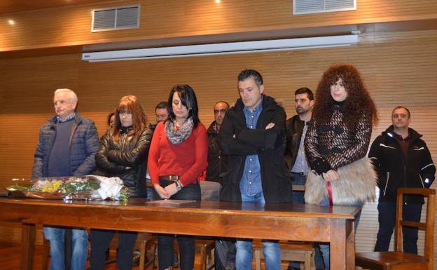 La familia de Sheila Barrero, durante un acto en memoria de la joven en el Ayuntamiento de Degaña el pasado enero.