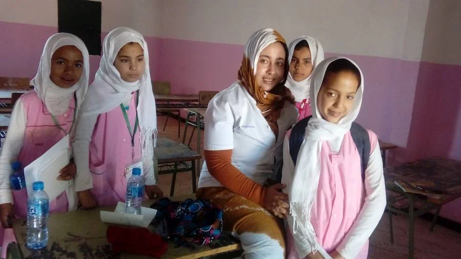 La pequeña Fatma Mohamed Salem junto a algunas de las alumnas a las que hoy imparte clase de Primaria en el campamento de Smara. 