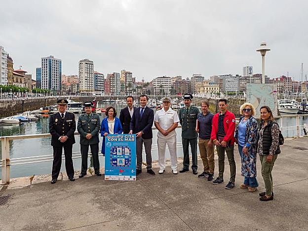 Representantes de las instituciones participantes en las jornadas náuticas frente al Puerto Deportivo. 