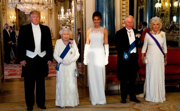 De izq. a drcha., Trump, la reina Isabel II, melania, el príncipe Carlos y su esposa, la duquesa de Cornualles. 