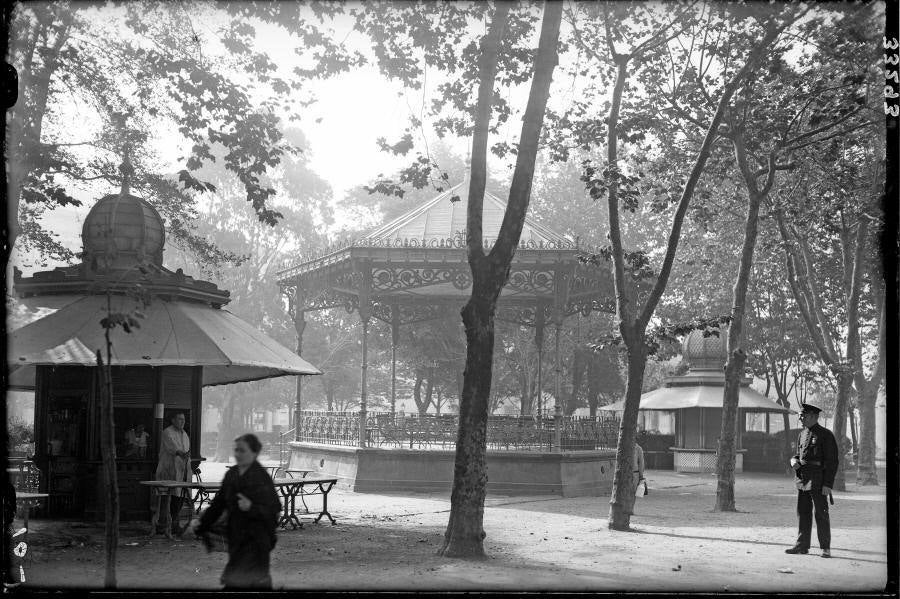Un policia en los jardines de Begoña ante el kiosco de música.