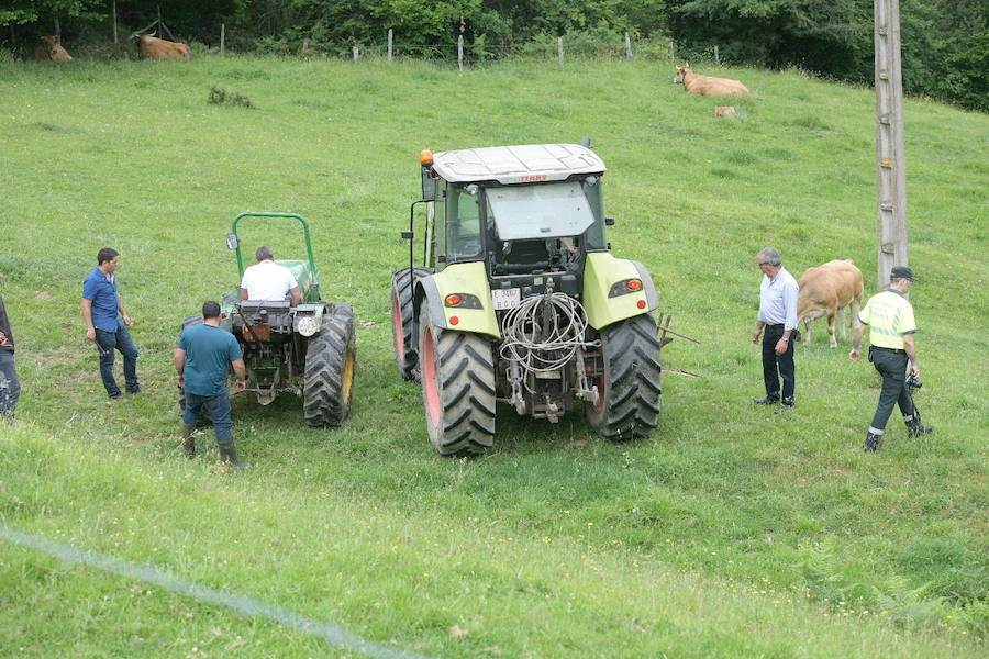 Un hombre de 77 años ha fallecido al volcar con el tractor que conducía en Coalla, en el concejo de Grado. 