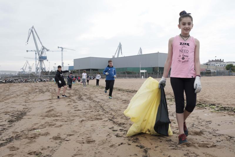 Un centenar de alumnos de quinto y sexto de Primaria del colegio Príncipe de Asturias de Gijón ha participado en el proyecto ambiental 'Aulas Libera' de Ecoembes y SEO BirdLife y han retirado varias bolsas de basura de la playa de El Arbeyal. Dentro había colillas, plásticos, incluso restos de pesticidas.