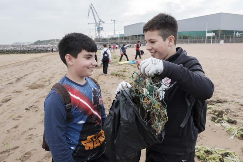 Un centenar de alumnos de quinto y sexto de Primaria del colegio Príncipe de Asturias de Gijón ha participado en el proyecto ambiental 'Aulas Libera' de Ecoembes y SEO BirdLife y han retirado varias bolsas de basura de la playa de El Arbeyal. Dentro había colillas, plásticos, incluso restos de pesticidas.