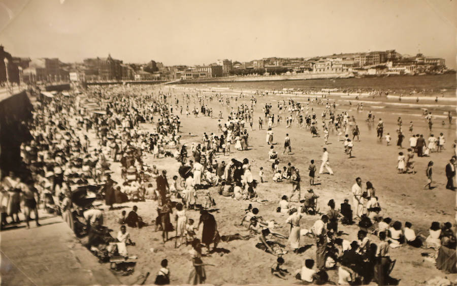 Recorrido por la historia de la playa de San Lorenzo a través de las postales del Pueblo de Asturias en la exposición 'Mirar la playa', que se presenta este jueves en el Museo Nicanor Piñole