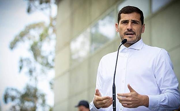 Iker CAsillas, tras recbir el alta hospitalaria