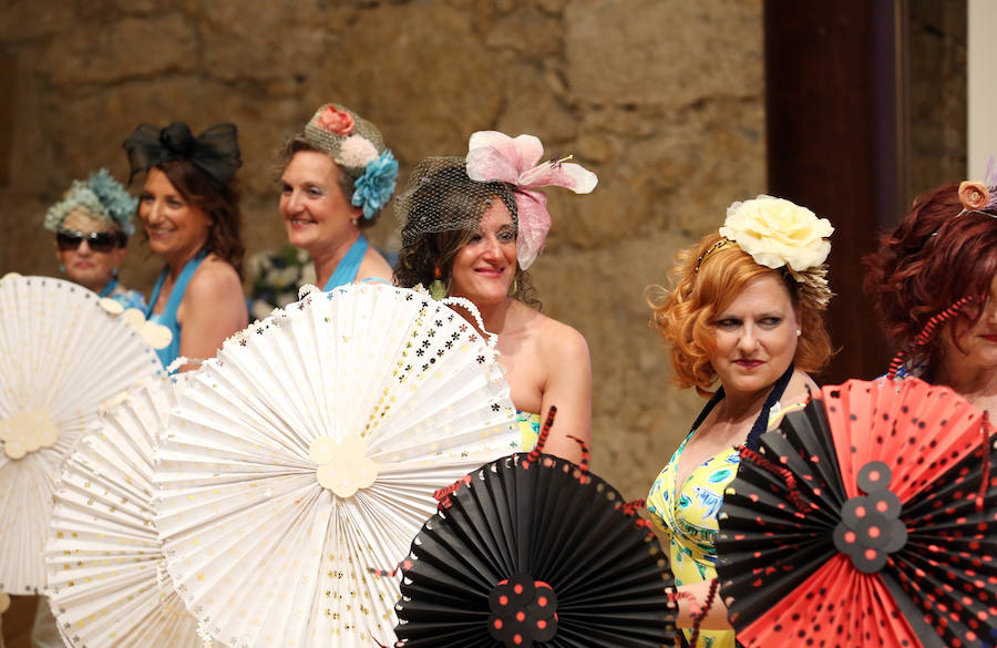 Quince mujeres de entre 35 y 55 años, algunas operadas y otras aún en tratamiento contra el cáncer de mama, participaron ayer en la sexta edición del desfile en traje de baño de mujeres afectadas por esta enfermedad y otras afecciones oncológicas que organiza cada año en la sala de cámara del Auditorio Príncipe Felipe el establecimiento Lencerías Berta.