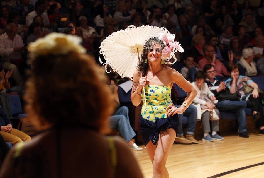 Quince mujeres de entre 35 y 55 años, algunas operadas y otras aún en tratamiento contra el cáncer de mama, participaron ayer en la sexta edición del desfile en traje de baño de mujeres afectadas por esta enfermedad y otras afecciones oncológicas que organiza cada año en la sala de cámara del Auditorio Príncipe Felipe el establecimiento Lencerías Berta.