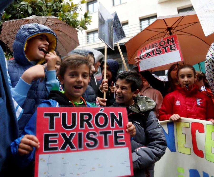 Más de medio centenar de vecinos del Valle de Turón se manifestaron este mediodía ante la sede de la Junta General en Oviedo. El motivo es el hartazgo que, aseguran las asociaciones de la zona, sufre esta zona mierense.
