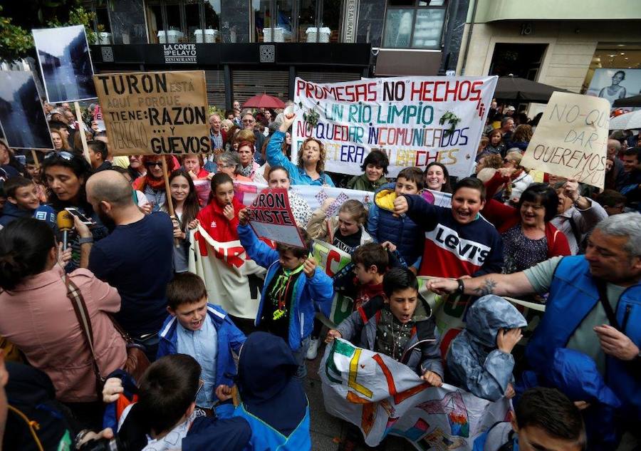 Más de medio centenar de vecinos del Valle de Turón se manifestaron este mediodía ante la sede de la Junta General en Oviedo. El motivo es el hartazgo que, aseguran las asociaciones de la zona, sufre esta zona mierense.