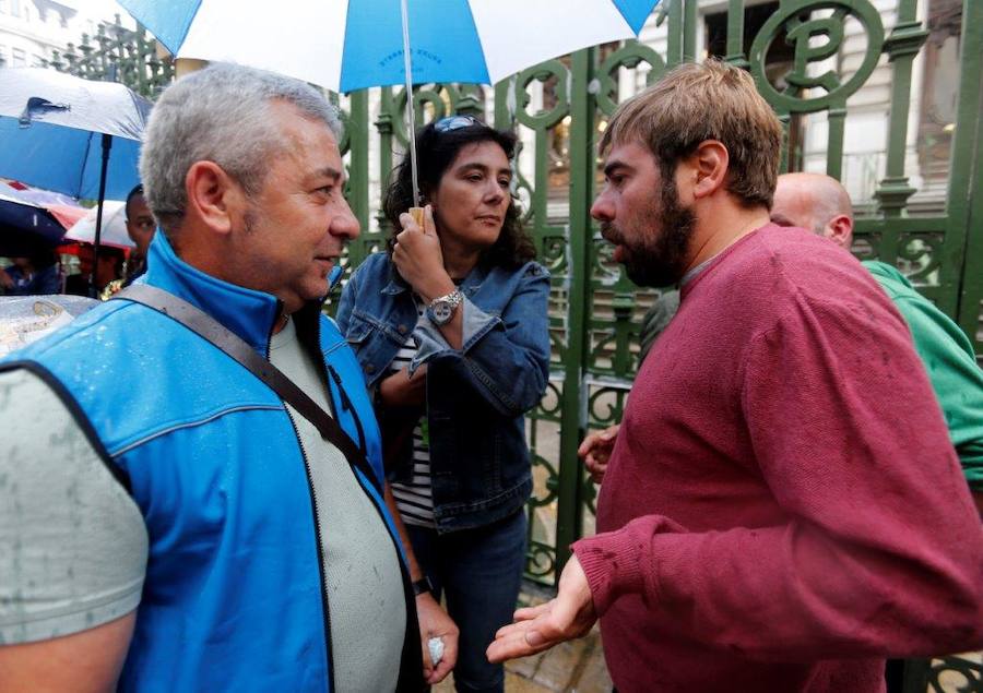 Más de medio centenar de vecinos del Valle de Turón se manifestaron este mediodía ante la sede de la Junta General en Oviedo. El motivo es el hartazgo que, aseguran las asociaciones de la zona, sufre esta zona mierense.
