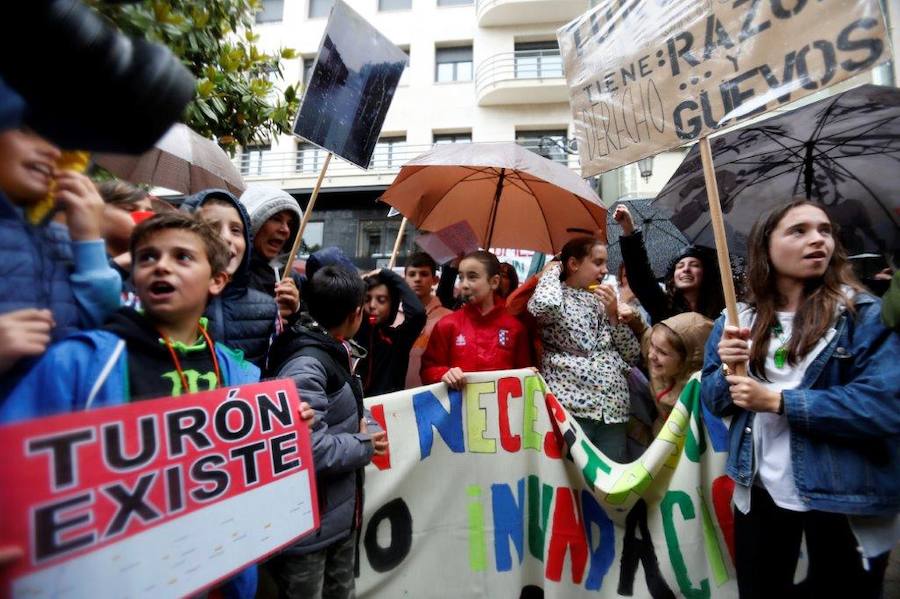 Más de medio centenar de vecinos del Valle de Turón se manifestaron este mediodía ante la sede de la Junta General en Oviedo. El motivo es el hartazgo que, aseguran las asociaciones de la zona, sufre esta zona mierense.