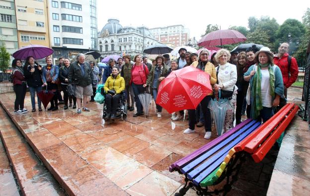 Los asistentes a la concentración en La Escandalera a favor de los bancos arcoíris. 