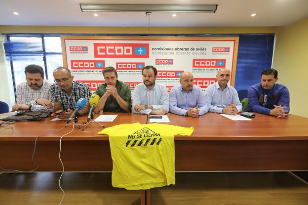 Los representantes sindicales de los trabajadores de Alcoa anuncian la marcha a Madrid en la sede de Avilés de CC OO. 