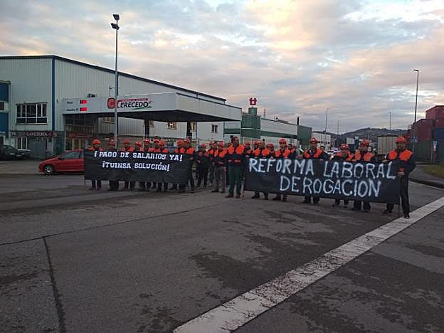 Concentración de los trabajadores de Tuinsa Norte, ayer en las inmediaciones de la planta gijonesa, en el polígono de Somonte. 