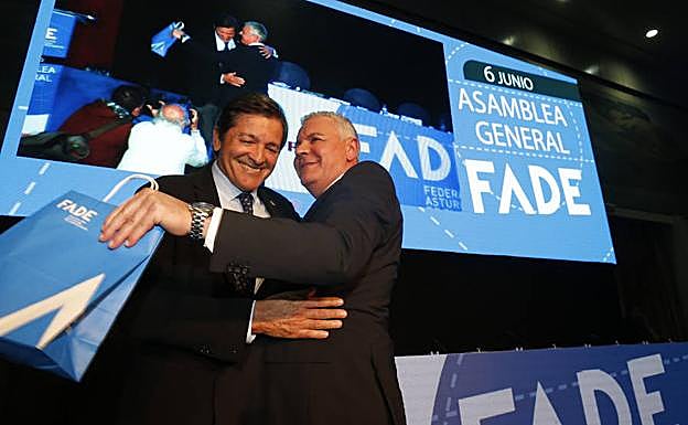 Belarmino Feito y Javier Fernández en la asamblea general de Fade.