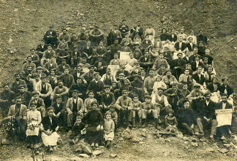 El Museo del Pueblo de Asturias acoge una selección de fotografías sobre la minería con el anímo de homenajear a todos aquellos que desempeñaron su actividad en las explotaciones del principado desde 1900 a 1997.